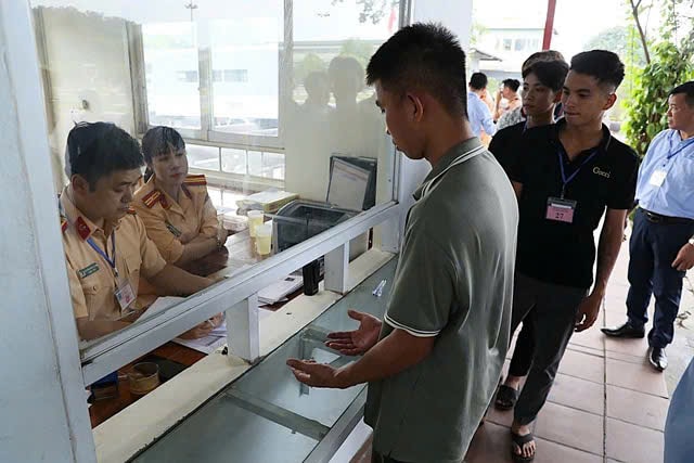 Đề xuất không đổi bằng lái cho người chưa nộp phạt vi phạm giao thông- Ảnh 1. Đề xuất không đổi bằng lái cho người chưa nộp phạt vi phạm giao thông- Ảnh 1.