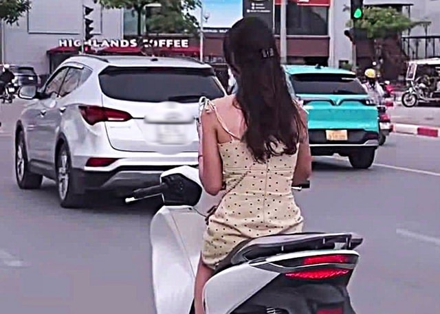Từ clip trên mạng, cô gái bị công an mời làm việc, lộ hàng loạt vi phạm- Ảnh 2. Từ clip trên mạng, cô gái bị công an mời làm việc, lộ hàng loạt vi phạm- Ảnh 2.