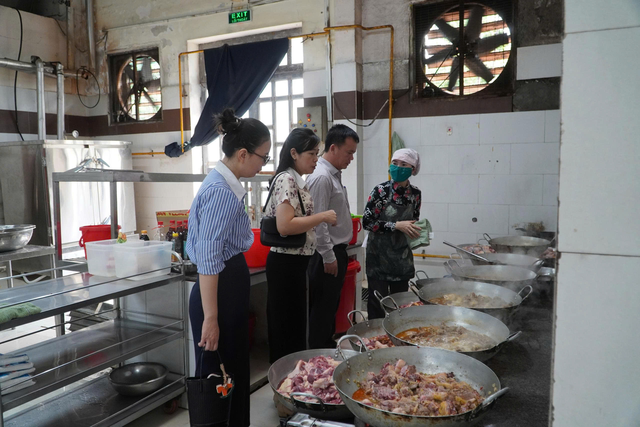 Phạt 855 triệu đồng 56 cơ sở vi phạm an toàn thực phẩm tại Quảng Trị trong 6 tháng đầu năm- Ảnh 2. Phạt 855 triệu đồng 56 cơ sở vi phạm an toàn thực phẩm tại Quảng Trị trong 6 tháng đầu năm- Ảnh 2.