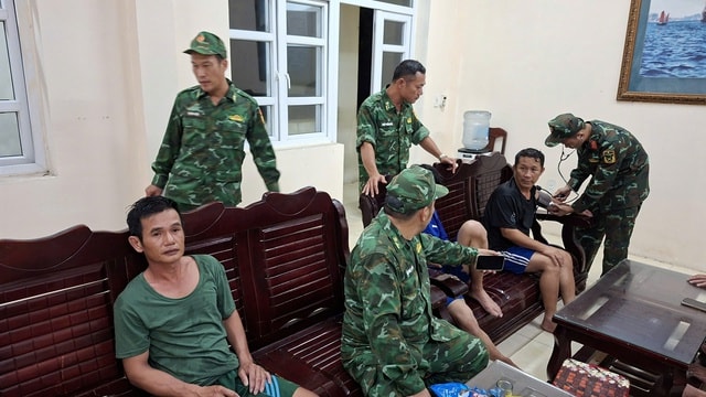 Biên phòng Quảng Ninh cứu 9 ngư dân gặp nạn trên biển- Ảnh 2. Biên phòng Quảng Ninh cứu 9 ngư dân gặp nạn trên biển- Ảnh 2.