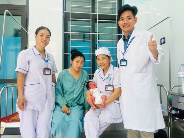 Cứu sống sản phụ nguy kịch sau khi sinh con trên xe khách- Ảnh 1. Cứu sống sản phụ nguy kịch sau khi sinh con trên xe khách- Ảnh 1.