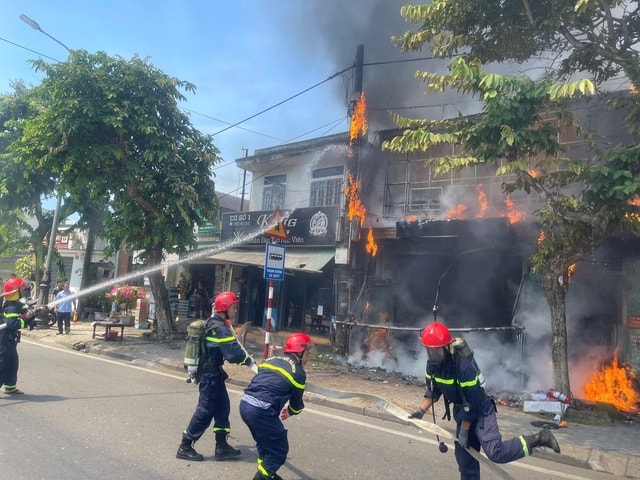Hiện trường nhà dân bốc cháy dữ dội, nhiều đồ đạc bị thiêu rụi ở Huế- Ảnh 2.