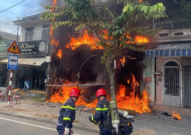 Hiện trường nhà dân bốc cháy dữ dội, nhiều đồ đạc bị thiêu rụi ở Huế- Ảnh 1.