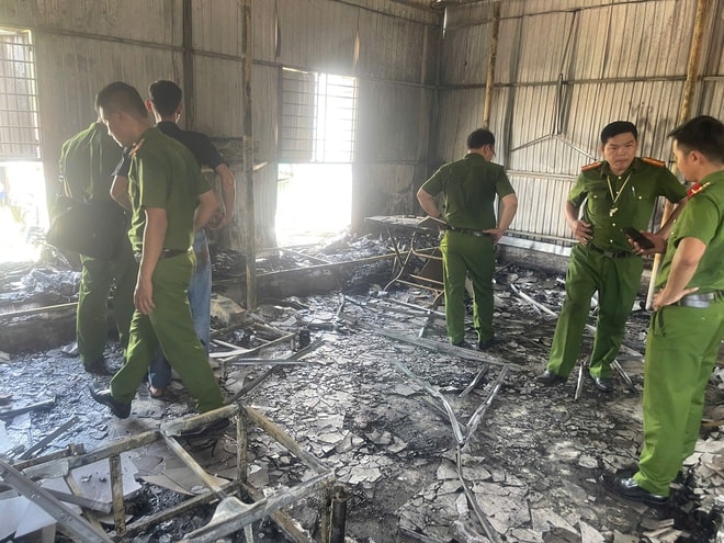 Hiện trường nhà dân bốc cháy dữ dội, nhiều đồ đạc bị thiêu rụi ở Huế- Ảnh 4.