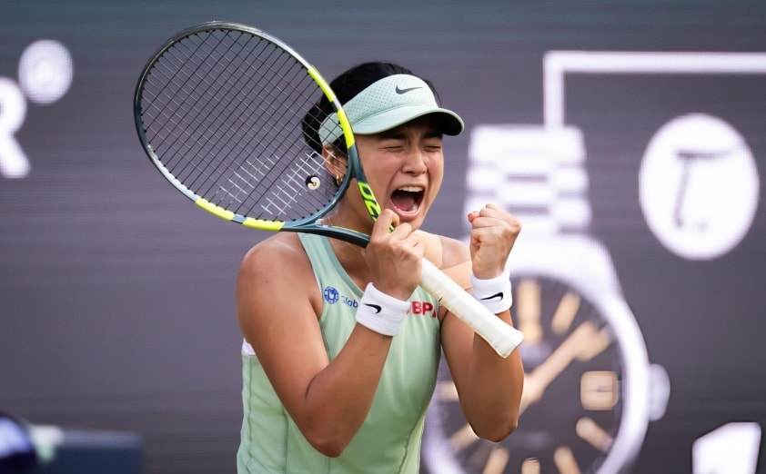 Alexandra Eala ăn mừng chiến thắng trước Elena Rybakina tại Berlin Open 2026