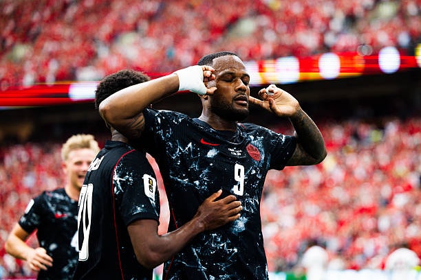 Cyle Larin ghi bàn thắng quan trọng mở tỷ số cho Canada.