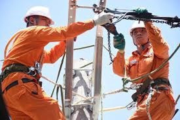 Bảo trì lưới điện Nhân viên điện lực đang tiến hành bảo trì hệ thống lưới điện ngoài trời