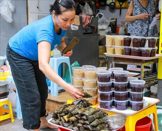 Nhộn nhịp chợ Tết Đoan Ngọ- Ảnh 10.