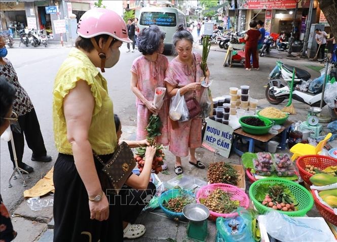 Nhộn nhịp chợ Tết Đoan Ngọ- Ảnh 11.
