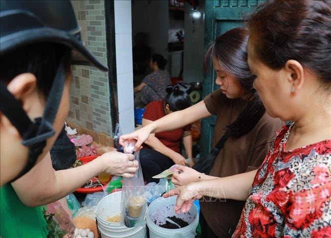 Nhộn nhịp chợ Tết Đoan Ngọ- Ảnh 9.