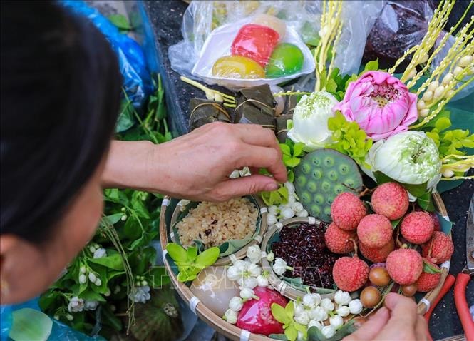 Nhộn nhịp chợ Tết Đoan Ngọ- Ảnh 1.