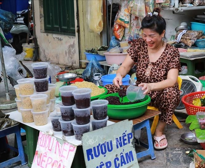 Nhộn nhịp chợ Tết Đoan Ngọ- Ảnh 2.