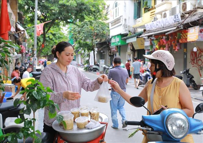 Nhộn nhịp chợ Tết Đoan Ngọ- Ảnh 4.