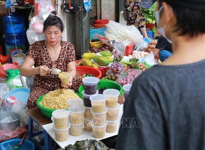 Nhộn nhịp chợ Tết Đoan Ngọ- Ảnh 6.