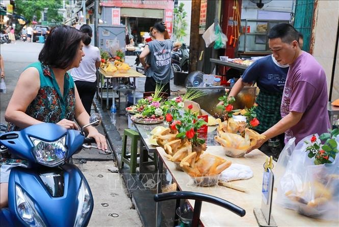 Nhộn nhịp chợ Tết Đoan Ngọ- Ảnh 8.
