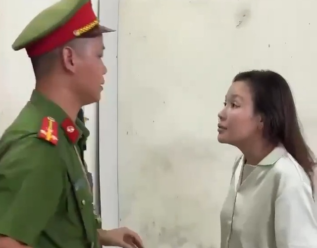 Thái Nguyên: Tạm giữ hình sự nữ đối tượng chống đối, cắn cán bộ công an, từng có tiền án môi giới mại dâm - Ảnh 1. Thái Nguyên: Tạm giữ hình sự nữ đối tượng chống đối, cắn cán bộ công an, từng có tiền án môi giới mại dâm - Ảnh 1.
