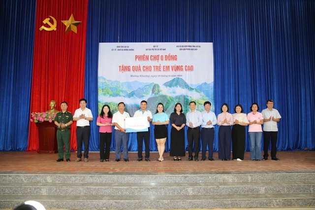 Gần 2,4 tỷ đồng đến với trẻ em khó khăn vùng biên Lào Cai qua phiên chợ 0 đồng- Ảnh 3. Gần 2,4 tỷ đồng đến với trẻ em khó khăn vùng biên Lào Cai qua phiên chợ 0 đồng- Ảnh 3.