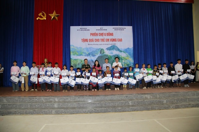 Gần 2,4 tỷ đồng đến với trẻ em khó khăn vùng biên Lào Cai qua phiên chợ 0 đồng- Ảnh 6. Gần 2,4 tỷ đồng đến với trẻ em khó khăn vùng biên Lào Cai qua phiên chợ 0 đồng- Ảnh 6.