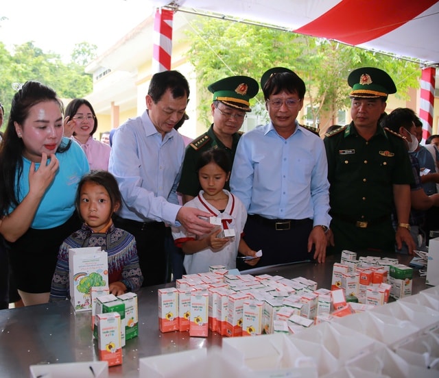 Gần 2,4 tỷ đồng đến với trẻ em khó khăn vùng biên Lào Cai qua phiên chợ 0 đồng- Ảnh 10. Gần 2,4 tỷ đồng đến với trẻ em khó khăn vùng biên Lào Cai qua phiên chợ 0 đồng- Ảnh 10.