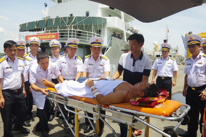Hiến máu cứu ngư dân giữa Trường Sa, tàu Hải quân đưa bệnh nhân vào bờ an toàn- Ảnh 2.