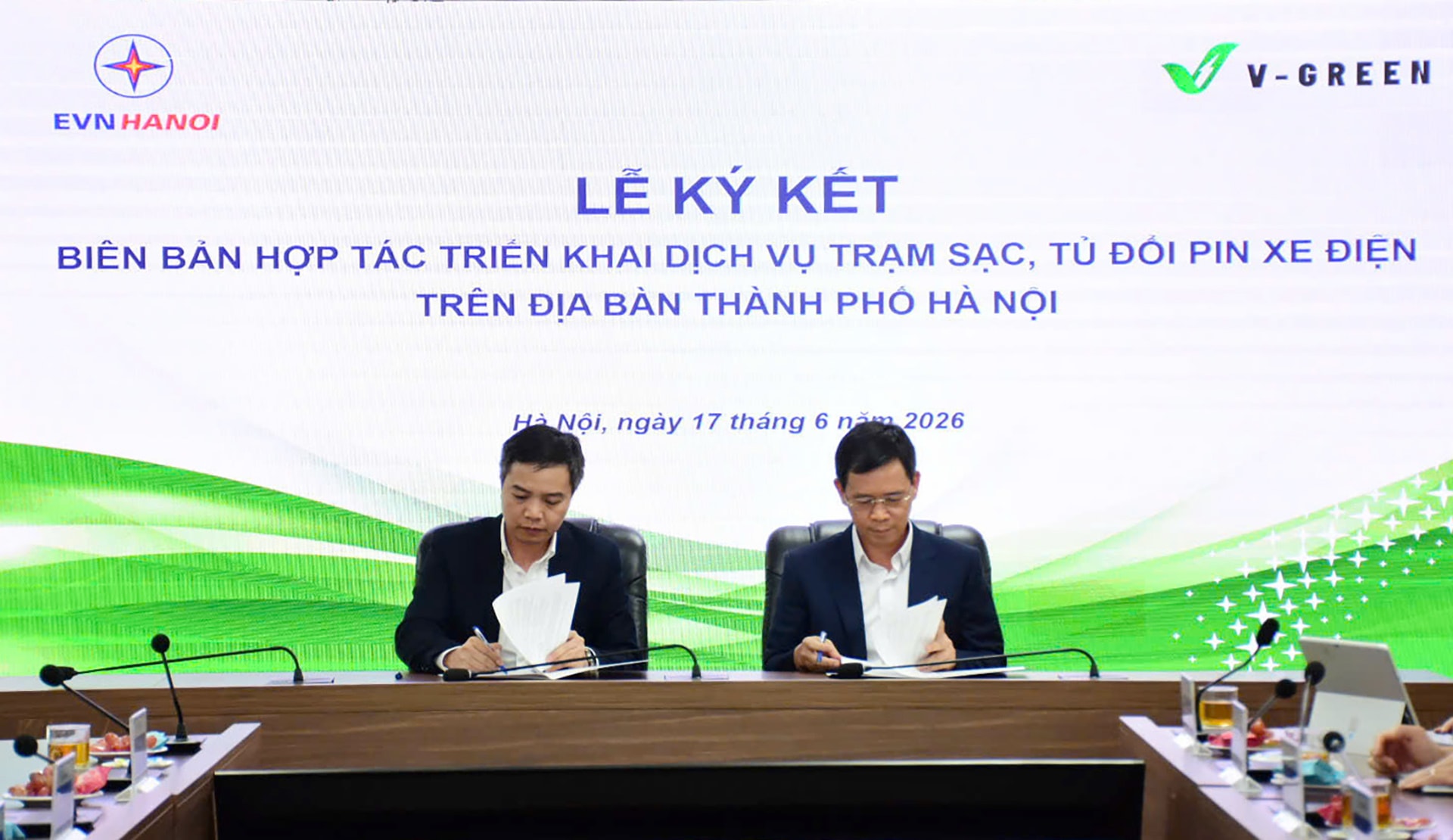 V-Green hợp tác EVNHANOI triển khai 10.000 tủ đổi pin xe máy điện - 1