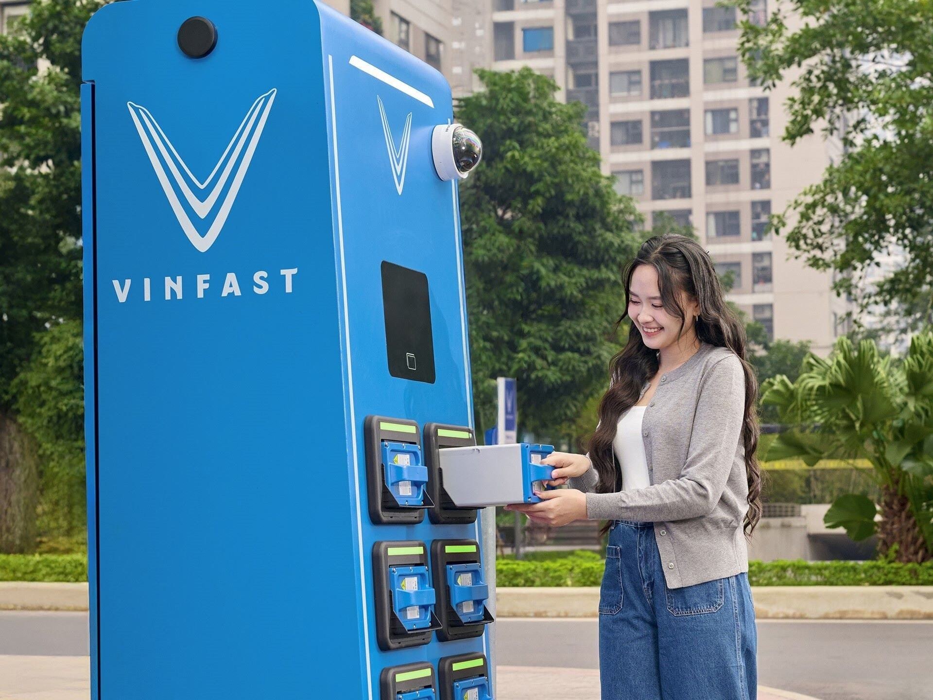 V-Green hợp tác EVNHANOI triển khai 10.000 tủ đổi pin xe máy điện - 2