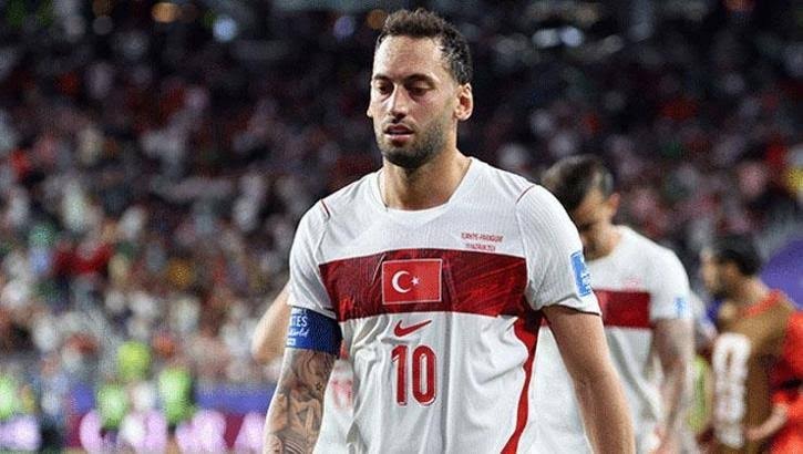 Đội trưởng Hakan Calhanoglu nỗ lực điều tiết trận đấu