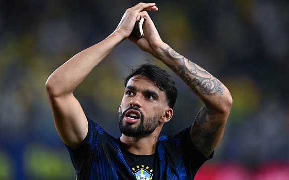 Lucas Paqueta điều phối bóng