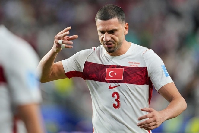 Trung vệ Merih Demiral trong một tình huống không chiến