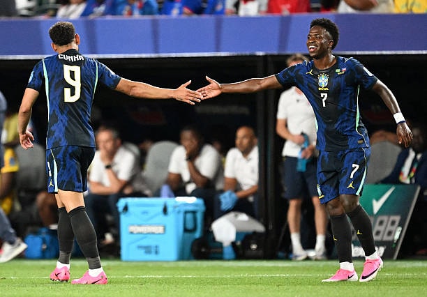 Các cầu thủ Brazil ăn mừng sau khi dẫn trước Haiti 3-0 trong hiệp một.