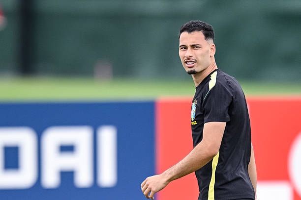 Gabriel Martinelli dứt điểm trúng xà ngang trong hiệp hai.