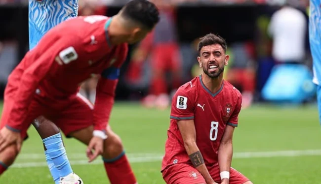 Tình huống bỏ lỡ đáng tiếc của Ronaldo và biểu cảm từ Fernandes.