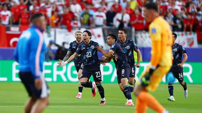 Paraguay ăn mừng bàn thắng sớm.