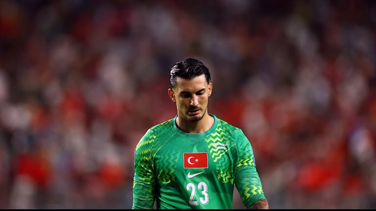 Thủ môn Ugurcan Cakir bất lực trước cú sút xa của Galarza