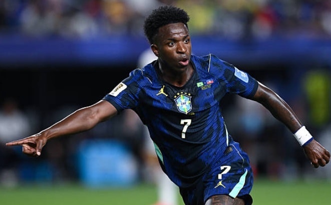 Vinicius Junior đi bóng vượt qua cầu thủ Haiti