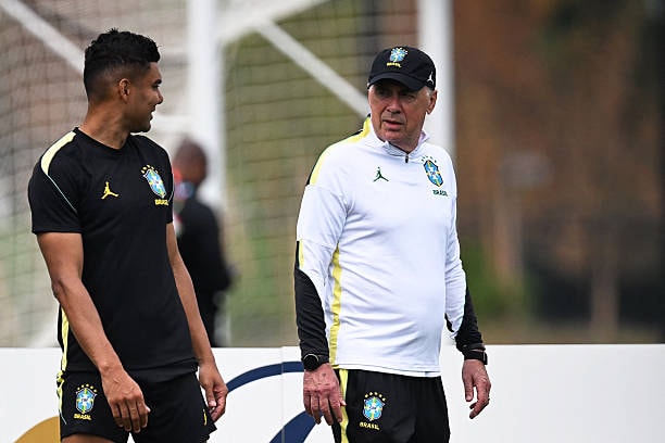 HLV Carlo Ancelotti chỉ đạo các học trò bên ngoài đường biên.
