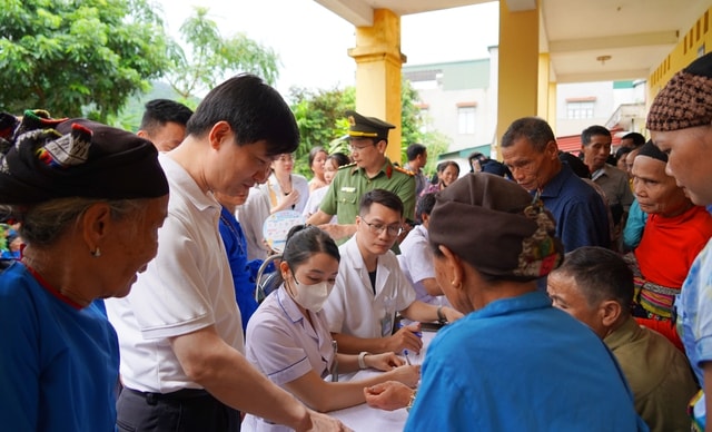 Thanh Hóa: Hàng trăm người dân xã vùng cao xã Tam Thanh được khám bệnh, phát thuốc miễn phí- Ảnh 3. Thanh Hóa: Hàng trăm người dân xã vùng cao xã Tam Thanh được khám bệnh, phát thuốc miễn phí- Ảnh 3.