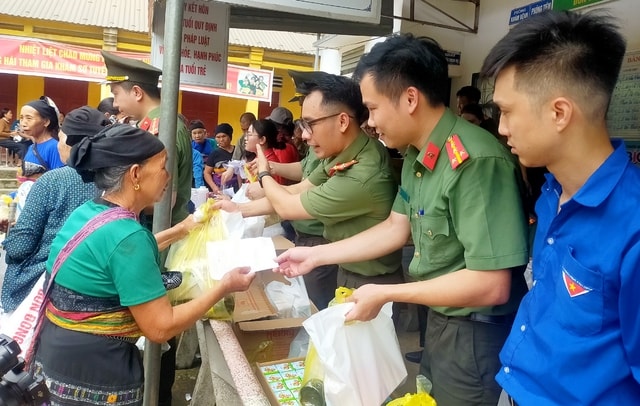 Thanh Hóa: Hàng trăm người dân xã vùng cao xã Tam Thanh được khám bệnh, phát thuốc miễn phí- Ảnh 8. Thanh Hóa: Hàng trăm người dân xã vùng cao xã Tam Thanh được khám bệnh, phát thuốc miễn phí- Ảnh 8.