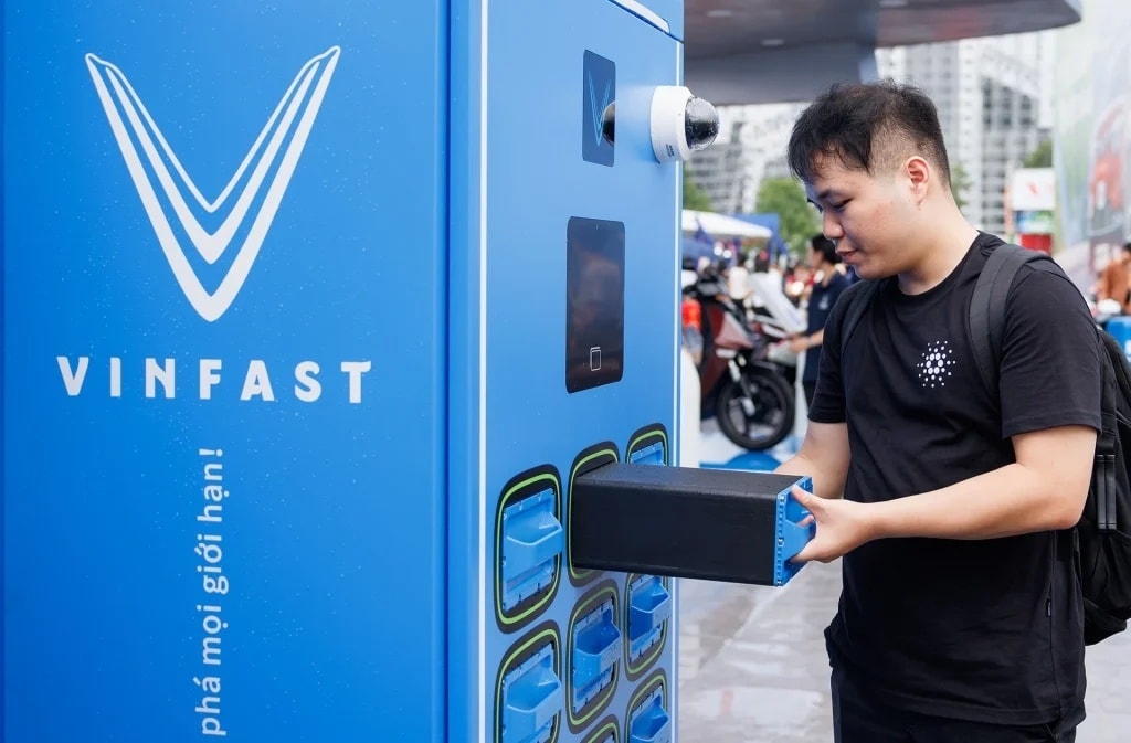 Hệ thống tủ hoán đổi pin của VinFast sở hữu độ phủ lớn trên toàn quốc, tương thích với nhiều dòng xe máy điện mới.