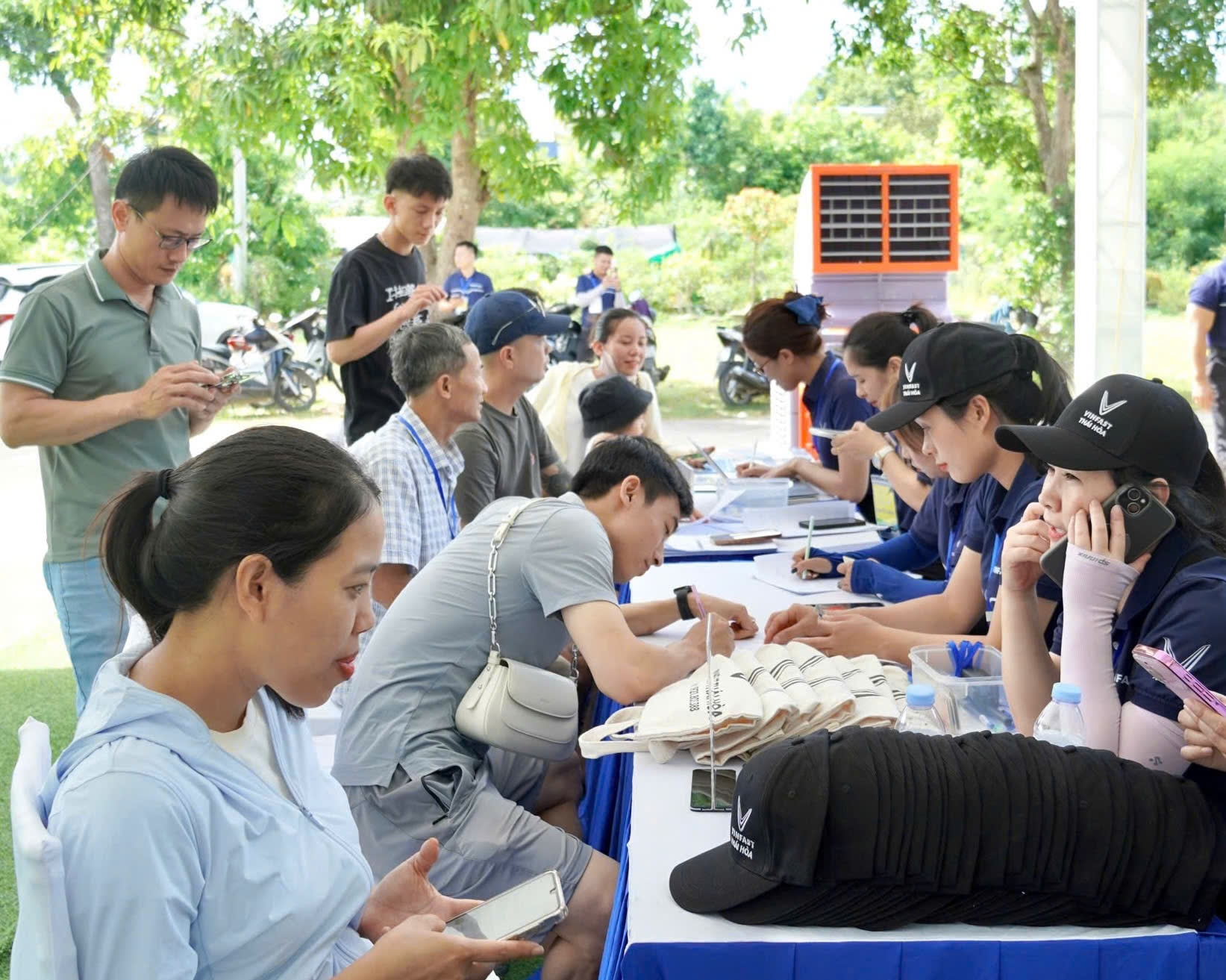 Người dân phường Thái Hòa và khu vực lân cận đến tìm hiểu và đăng ký lái thử các dòng xe điện VinFast.