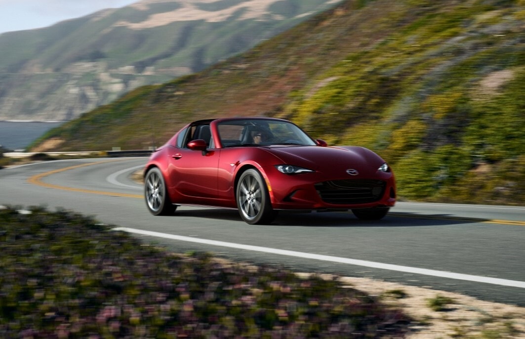 Mazda MX-5 sử dụng kết cấu nhẹ, phân bổ trọng lượng gần mức 50:50 cùng hệ dẫn động cầu sau nhằm mang đến trải nghiệm lái thể thao và giàu cảm xúc. (Ảnh: Mazda)