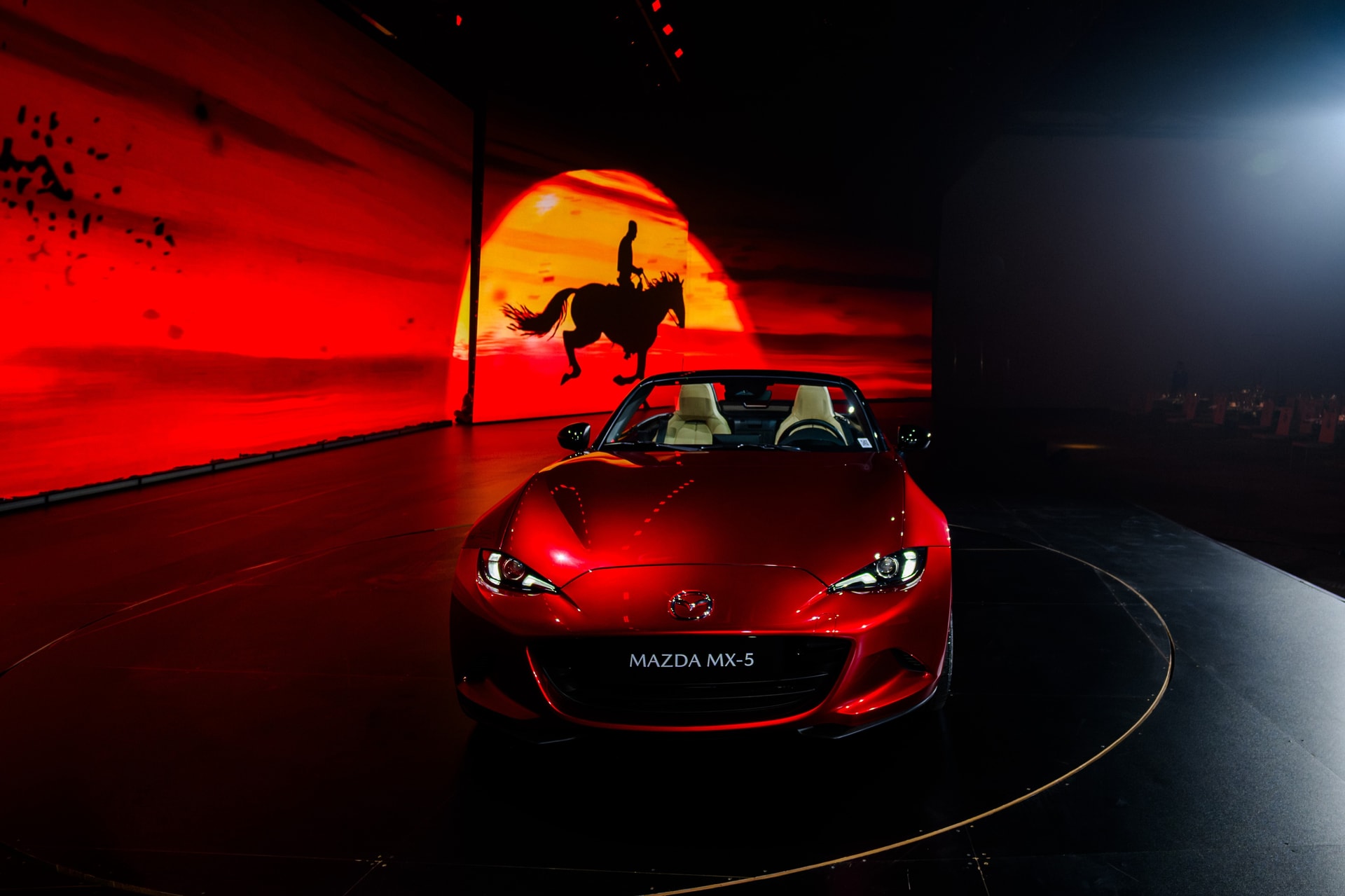 Sau hơn 35 năm, Mazda cho rằng giá trị lớn nhất mà MX-5 tạo ra không nằm ở công nghệ hay sức mạnh động cơ, mà ở việc chiếc xe vẫn giữ nguyên triết lý ban đầu: nhỏ gọn, nhẹ và luôn đặt cảm xúc người lái lên hàng đầu.