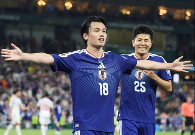 Ayase Ueda và các đồng đội ăn mừng chiến thắng 4-0 trước Tunisia.