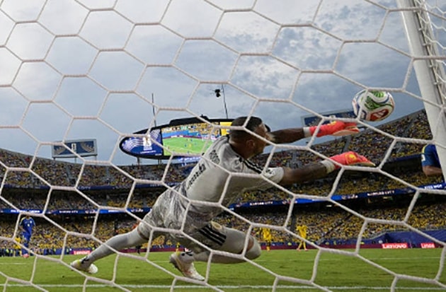 Eloy Room thực hiện 15 pha cứu thua, tiệm cận kỷ lục của Tim Howard thiết lập năm 2014.