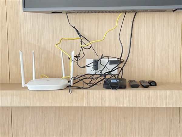 Router Wi-Fi đặt trong phòng khách