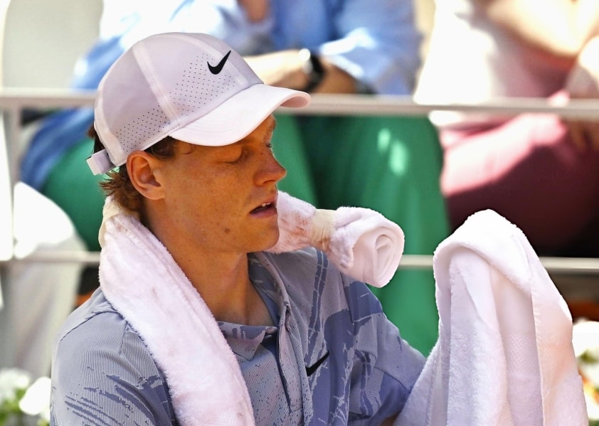 Jannik Sinner thất vọng sau thất bại tại Roland Garros