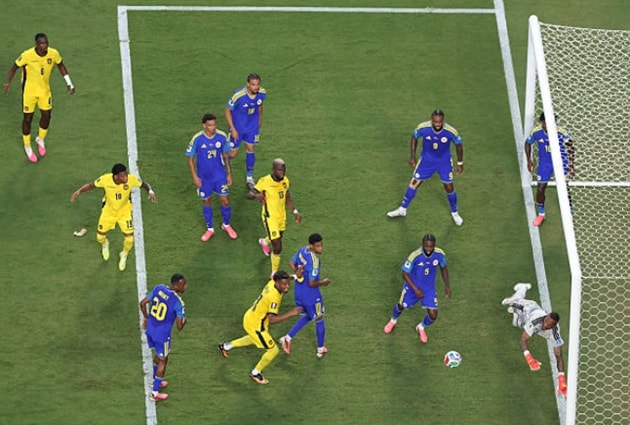 Pha cứu thua thứ 10 của Room trước cú dứt điểm cận thành của Enner Valencia.