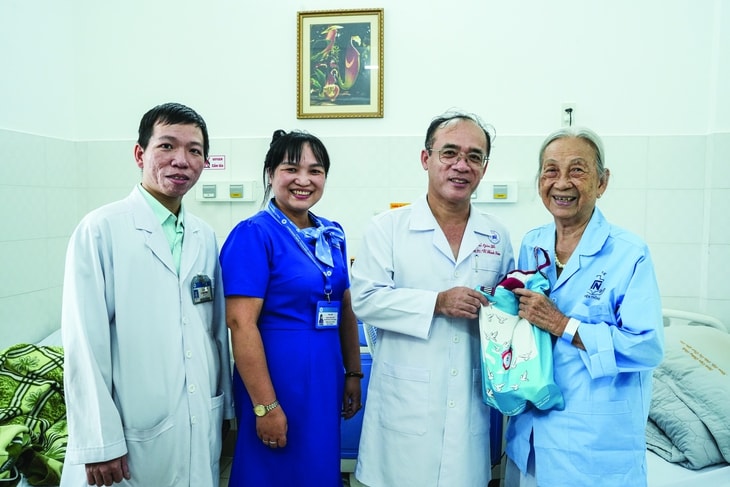 Bác sĩ là nhà báo: NGƯỜI 'GÁC CỔNG' thông tin sức khỏe trước làn sóng AI - Ảnh 2.
