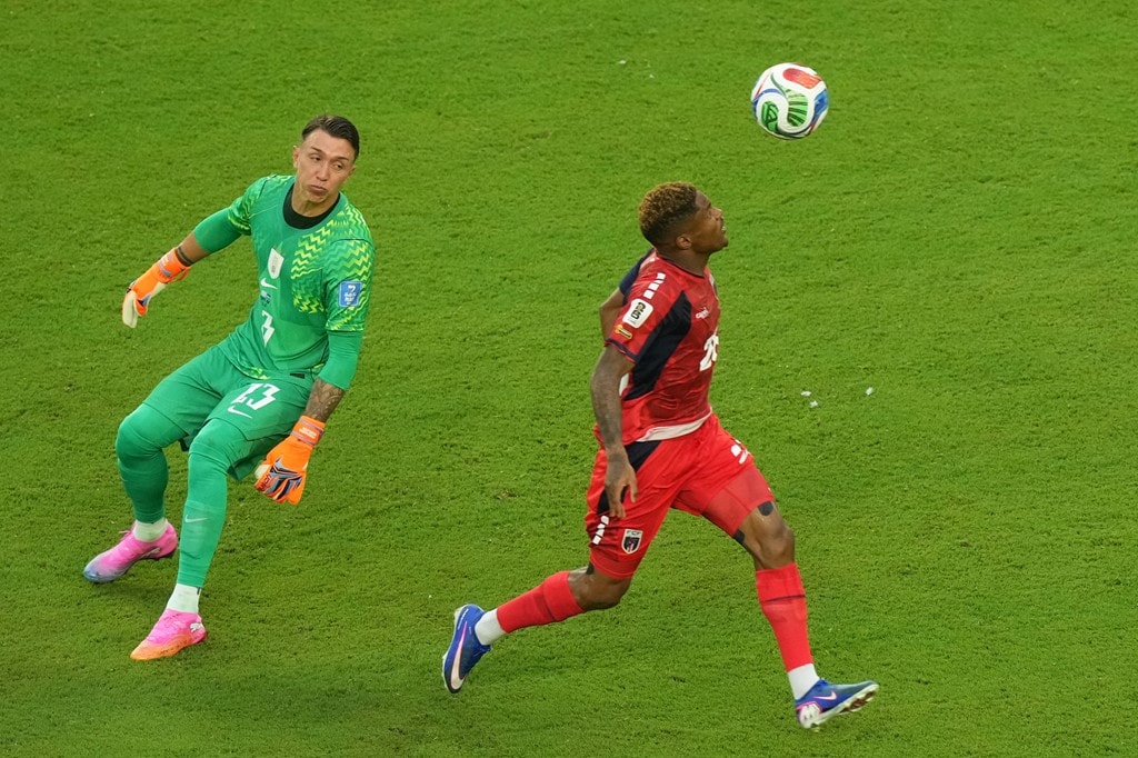Thủ môn Fernando Muslera không thể đưa ra phản xạ kịp thời trước cú sút phạt của Kevin Pina.