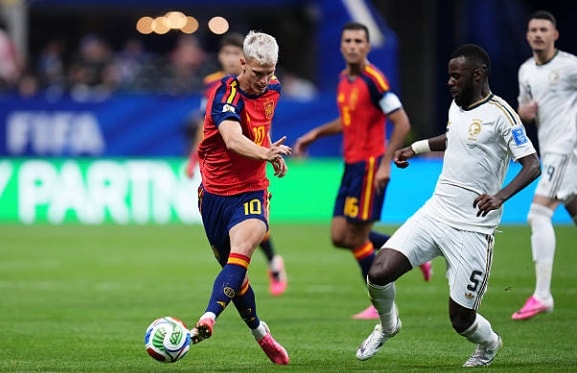 Dani Olmo đóng góp một kiến tạo quan trọng cho Oyarzabal.